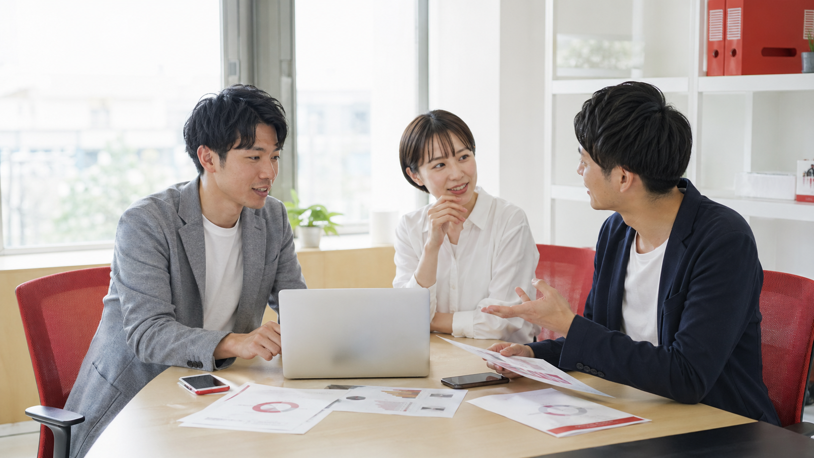 ノーコードアプリ開発会社の選び方を相談するビジネスシーン