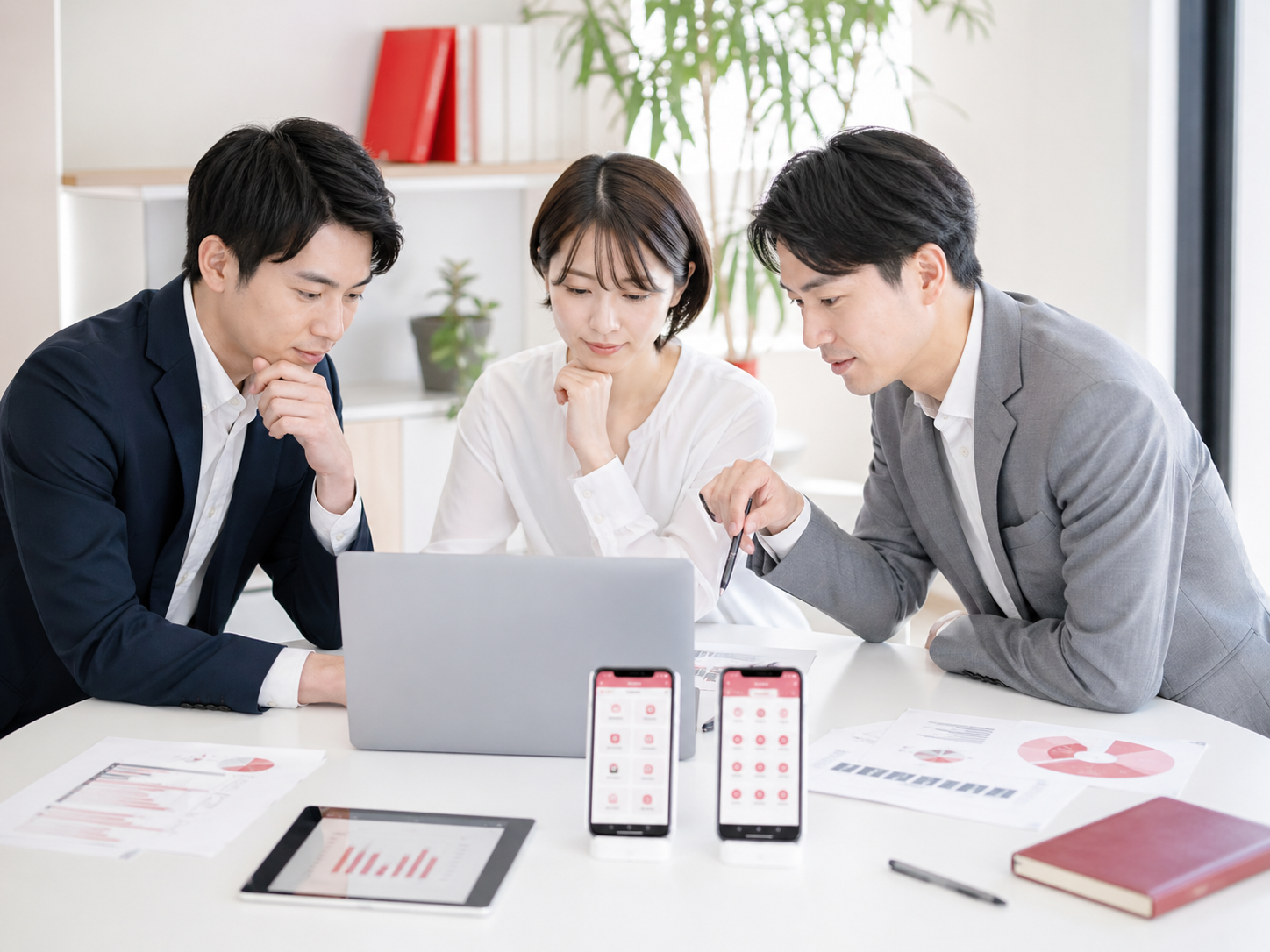ノーコードアプリ開発の費用や機能を比較するビジネスシーン