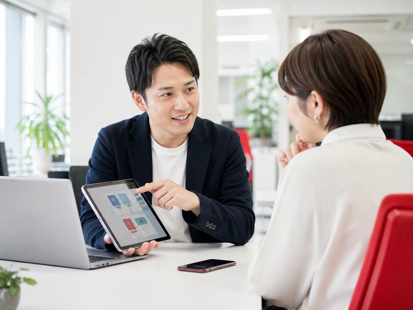 ノーコードアプリ開発について担当者が相談対応しているビジネスシーン