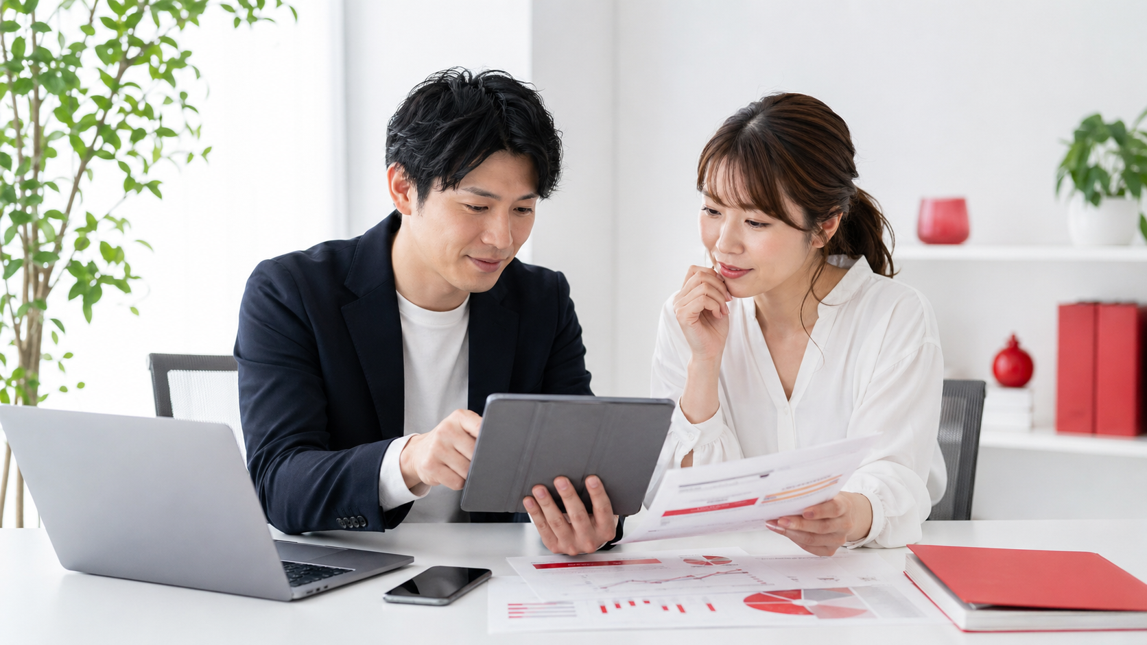 ノーコードアプリ開発の見積内容を確認しながら相談するビジネスシーン