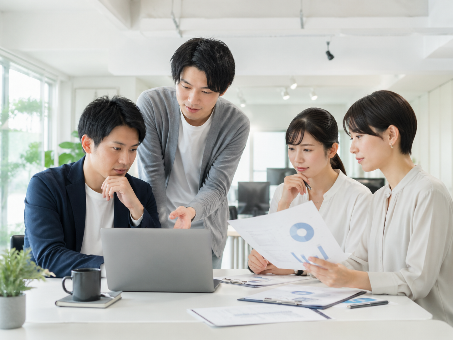ノーコードアプリ開発の外注費用を相談するビジネスシーン