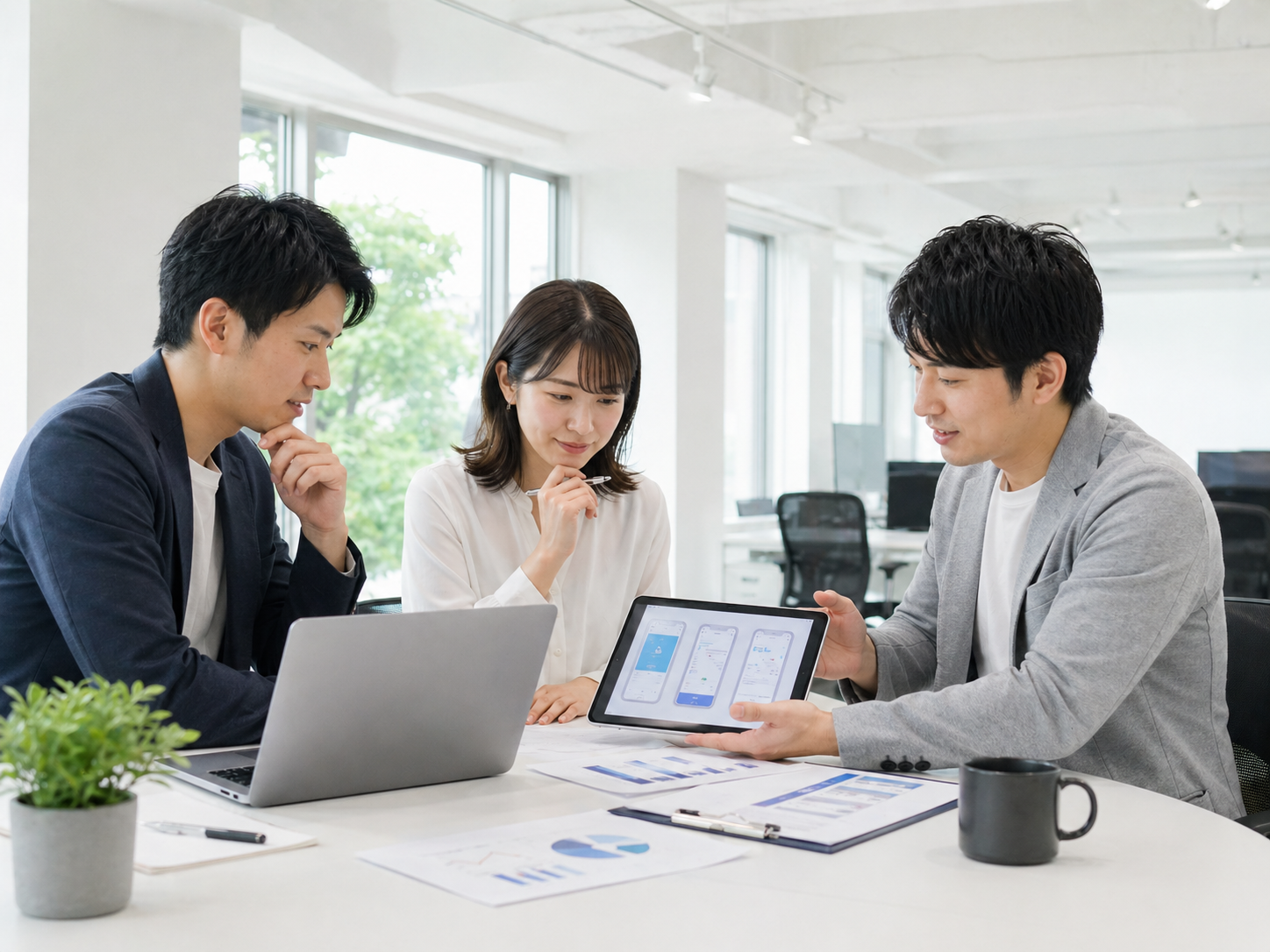 ノーコードアプリ開発の料金や機能を比較する打ち合わせ風景