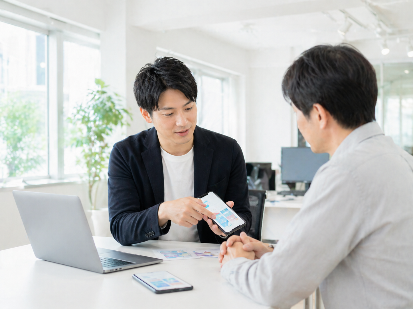 ノーコードアプリ開発会社選びについて担当者に相談している様子